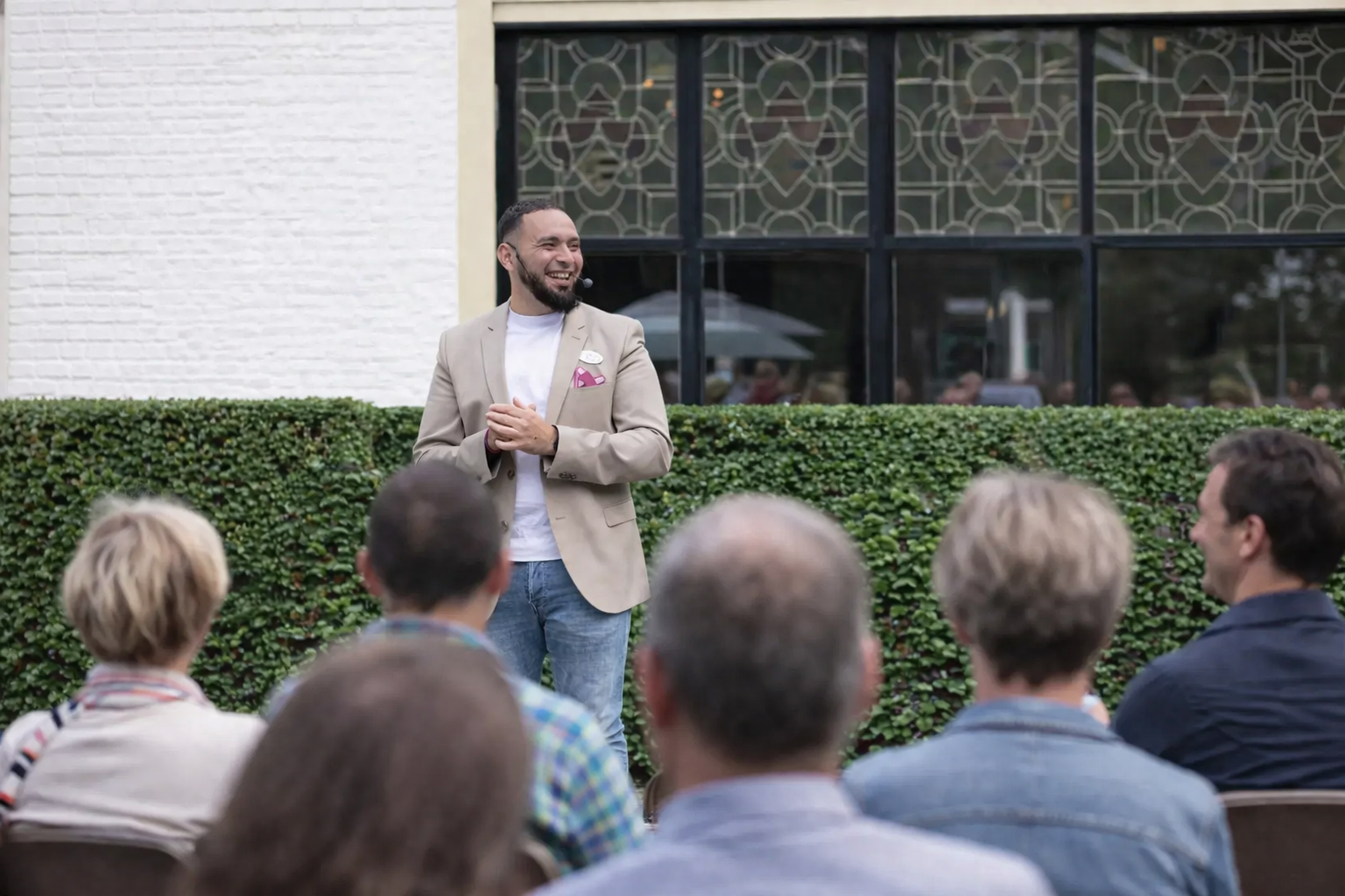 Samir Khayar spreekt voor een groep zorgprofessionals