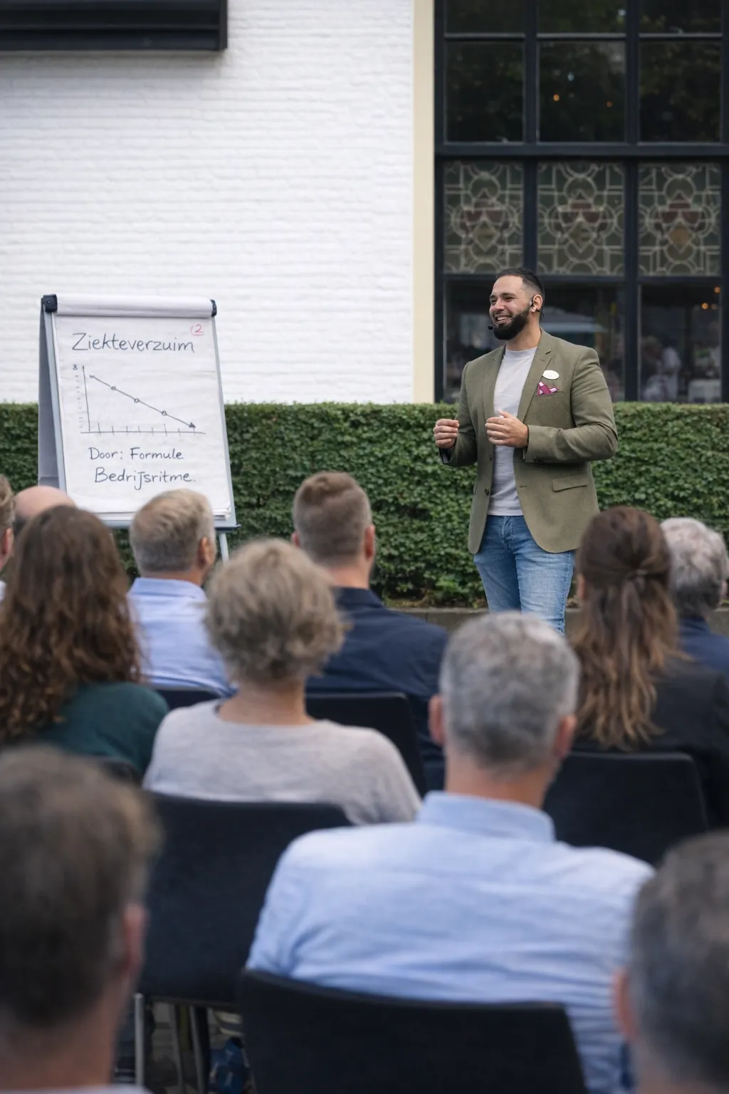 Samir spreekt voor een groep zorgprofessionals